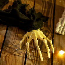 Laden Sie das Bild in den Galerie-Viewer, Animierte Halloween-Dekoration – Kriechende Zombie-Oma mit LED-Augen &amp; Sound, 183 cm