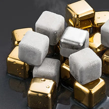 Laden Sie das Bild in den Galerie-Viewer, Coole Drinks, edle Form: Goldene 12er-Set Edelstahl Eiswürfel
