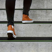 Laden Sie das Bild in den Galerie-Viewer, Lebensretter: 10 x Antirutsch-Streifen für Treppen 15x76 cm. 80er Körnung. Schwarz. Inklusive Leuchtstreifen für mehr Sicherheit.