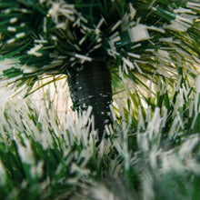 Laden Sie das Bild in den Galerie-Viewer, Künstlicher Weihnachtsbaum – 1,5 m, winterlicher Look, PET-Material, flammhemmend