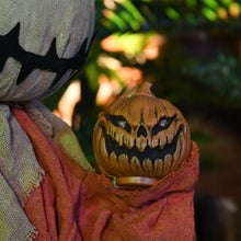 Laden Sie das Bild in den Galerie-Viewer, Animierte Halloween-Dekoration – Vogelscheuche mit Bewegung, Sound &amp; LED, 77 cm