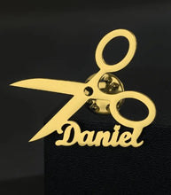 Laden Sie das Bild in den Galerie-Viewer, Brosche individualisiert. Gold. Ca. 4 cm Breite. Gefertigt nach Ihrem Firmenlogo oder Text. Wir setzen es für Sie um!