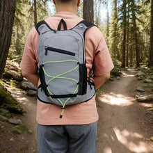 Laden Sie das Bild in den Galerie-Viewer, Reflektierender Leucht-Rucksack. 8 Liter. Kleines Raumwunder.