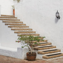 Laden Sie das Bild in den Galerie-Viewer, Lebensretter: 10 x Antirutsch-Streifen für Treppen 15x76 cm. 80er Körnung. Schwarz. Inklusive Leuchtstreifen für mehr Sicherheit.