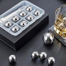 Laden Sie das Bild in den Galerie-Viewer, Coole Drinks, edle Form: 8er-Set Edelstahl Eiskugeln