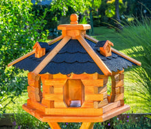 Laden Sie das Bild in den Galerie-Viewer, Vogelhaus extragroß 45 cm x 67 cm. Höhe: 1,51 Meter. Sechseckig aus Holz mit 3 Gauben. Bitumen-Dach. Wetterfest. (Copy)