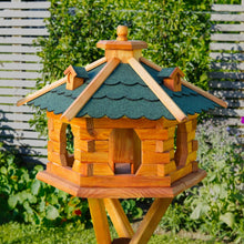 Laden Sie das Bild in den Galerie-Viewer, Vogelhaus extragroß 45 cm x 67 cm. Höhe: 1,51 Meter. Sechseckig aus Holz mit 3 Gauben. Bitumen-Dach. Wetterfest. (Copy)