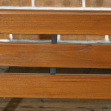 Laden Sie das Bild in den Galerie-Viewer, Parkbank mit Rückenlehne. 150 cm Breite. Dunkles Holz. 2-Sitzer. Im typischen Parkbank-Look. Lamellen.