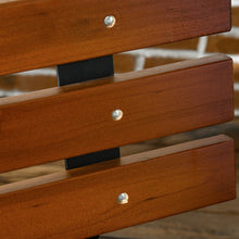 Laden Sie das Bild in den Galerie-Viewer, Parkbank mit Rückenlehne. 150 cm Breite. Dunkles Holz. 2-Sitzer. Im typischen Parkbank-Look. Lamellen.