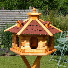 Laden Sie das Bild in den Galerie-Viewer, Vogelhaus extragroß 45 cm x 67 cm. Höhe: 1,51 Meter. Sechseckig aus Holz mit 3 Gauben. Bitumen-Dach. Wetterfest. (Copy)